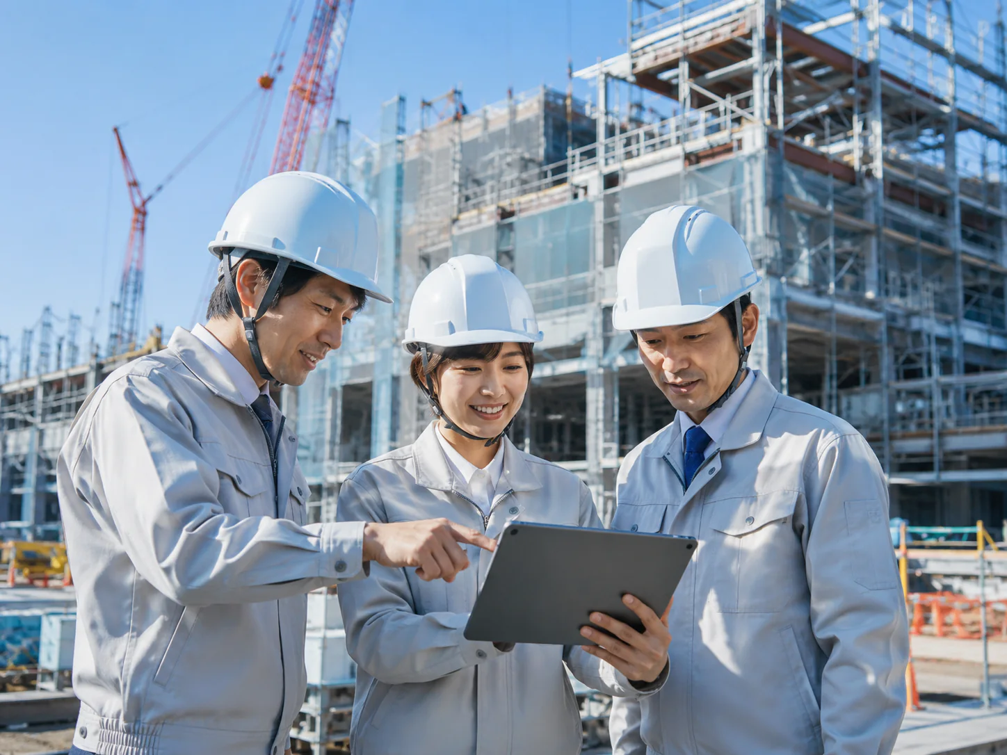 建設現場の進捗について確認している様子