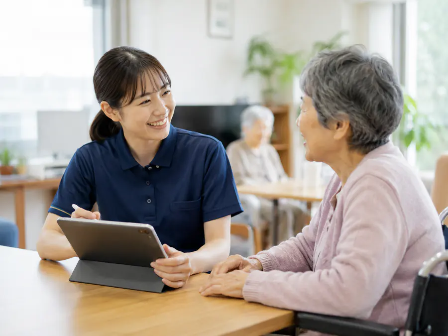 記録業務を効率化した医療・福祉施設のスタッフ