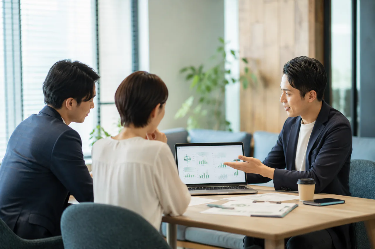 導入後の運用改善について相談する様子